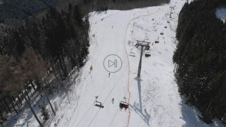飞越天空在山上升起[4K]