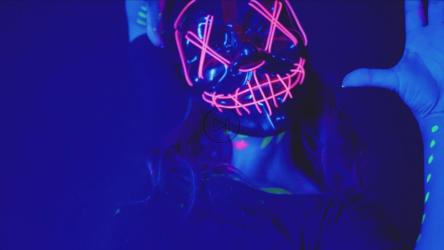 一个女孩在镜头前跳舞[免费商用]