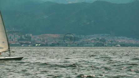 在海上航行的小帆船[]