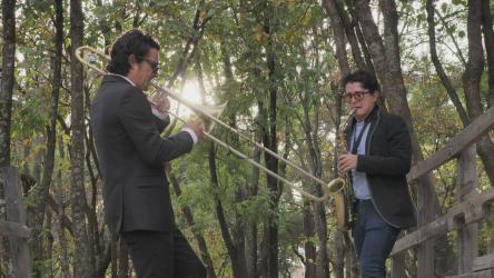 音乐家在森林里演奏管乐器[4K免费商用]