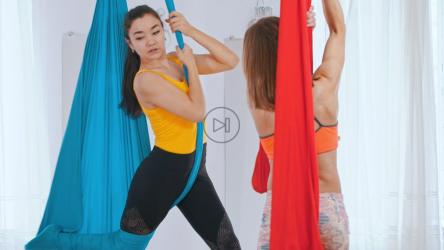 妇女用织物跳空中舞蹈[4K]