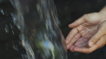 用杯状手取水的人[]