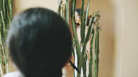 民族时尚模特与仙人掌合影[4K]