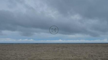 天空多云的空旷海滩[免费商用]