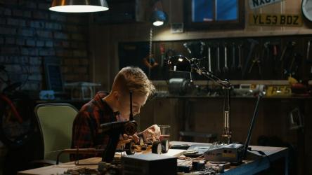 男孩在车库修理钢筋混凝土汽车[4K]