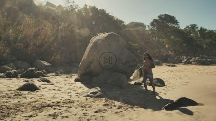 冲浪者在海滩上奔跑[免费商用]