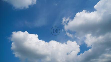 云在天空中变换形状很顺利[]