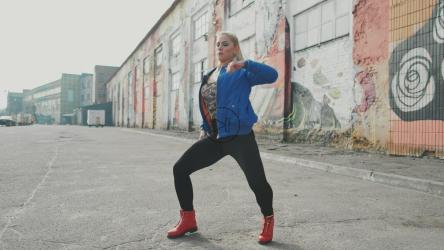 城市舞者在户外表演[]