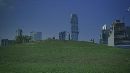 大城市环绕的公园里的草地[免费商用]