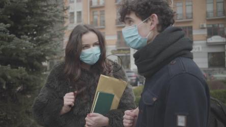 Pair of boys with masks talking on the street[免费商用]