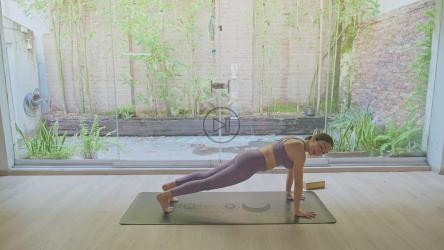 瑜伽教练教两个人[4K免费商用]