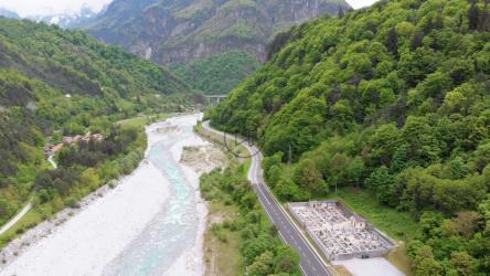 飞越墓地和河边的道路[]