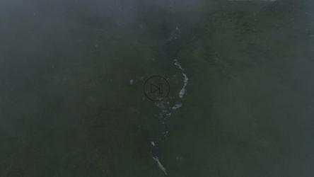 雾蒙蒙的山下海滩[]