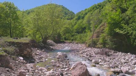 山脉和岩石之间流动的溪流[]