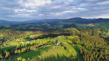 阴天的乡村鸟瞰图[4K]