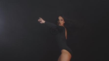 芭蕾舞演员在黑暗的背景下跳舞[免费商用]