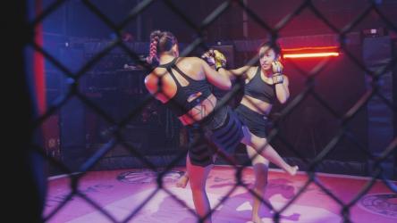 两个女人之间激烈的混合武术打斗[免费商用]