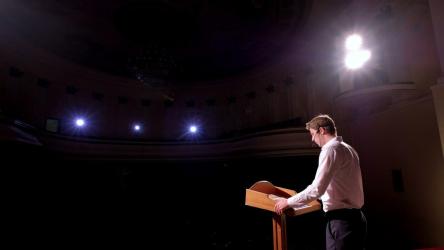 商人在礼堂演讲[]