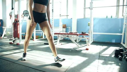 健身女孩在健身房伸展身体[]