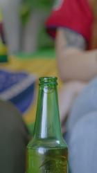 女孩拿着她的啤酒喝[免费商用竖屏]