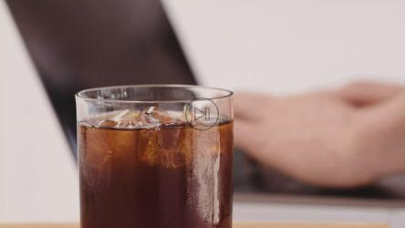 在咖啡旁的笔记本电脑上打字的人[免费商用]