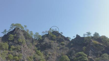 飞越大草原上的一座岩石山[免费商用]