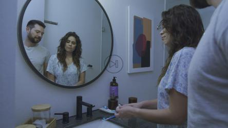 一对夫妇在浴室里一起刷牙[免费商用]