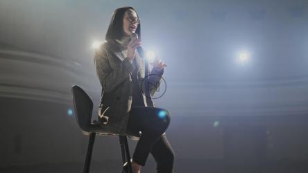 女发言人对坐在椅子上的听众讲话[4K]