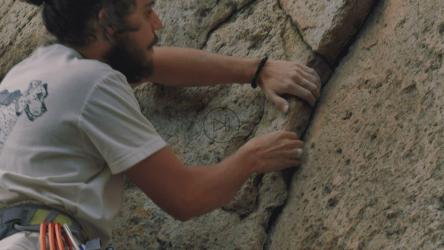 男子攀登岩石山[免费商用]