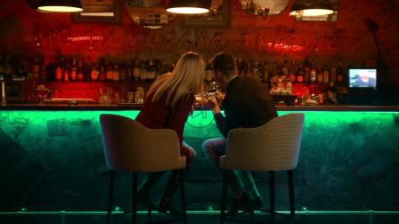 一对夫妇在酒吧用智能手机查看东西[4K]