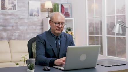 在家工作的老商人[4K]