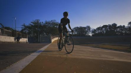 自行车道和外面的自行车手[免费商用]