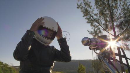 一个人在摩托车上系上头盔[免费商用]