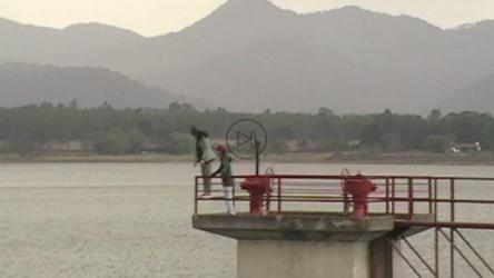 一对年轻夫妇在码头上玩耍并欣赏湖景[免费商用]