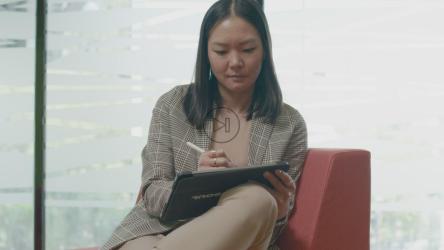 职业女性用手写笔在平板电脑上写字[免费商用]