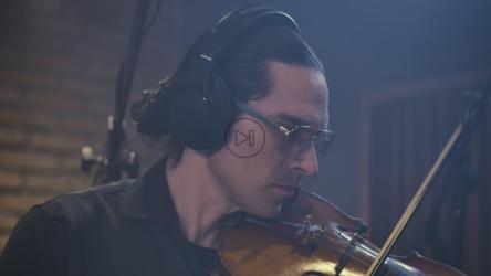 在录音室演奏的有美德的小提琴手[4K免费商用]