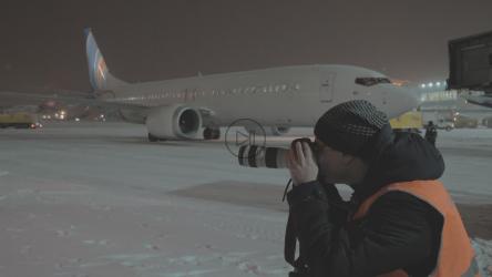 Photographer at an airport[4K]