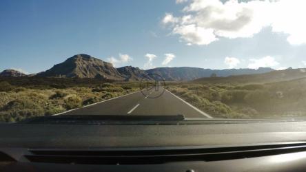 POV沿着笔直的道路驶向山区[]