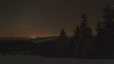 大自然中寒冷冬天的美丽日出[4K]