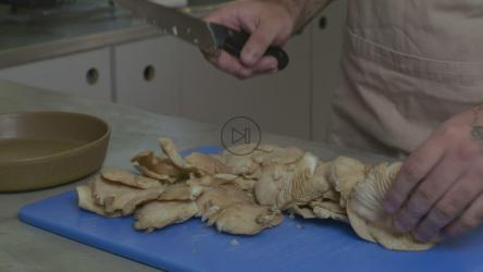 厨师在厨房里切蘑菇[4K免费商用]