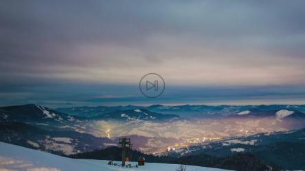 雪山中心的村庄景观[4K]
