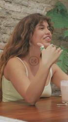 两个快乐的女人在咖啡馆的女朋友约会[免费商用竖屏]