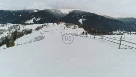 慢慢地从山上的雪坡上下来[4K]