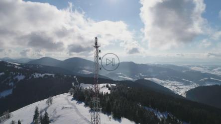 雪山中的天线塔[4K]