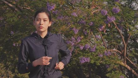 女子在户外正面慢跑[免费商用]