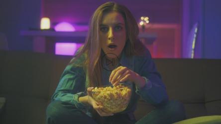 震惊的年轻女孩看电影[]