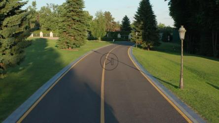 一对夫妇骑自行车时投下长长的阴影[]