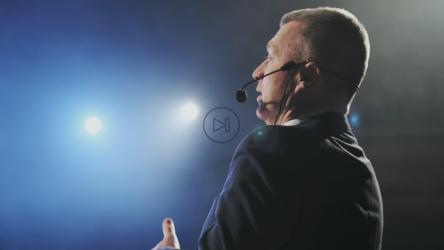 聚光灯照亮舞台上成功的演讲者[4K]