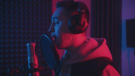 说唱歌手在录音室录制歌曲[4K]