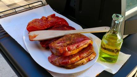 准备烧烤的生牛排[4K]